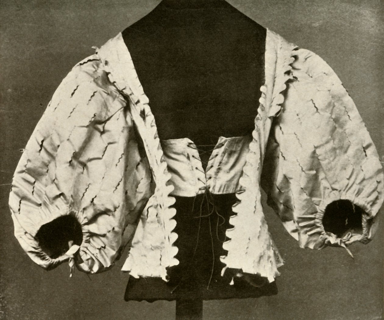 Lijfje van witte satijn met insnijdingen en inkepingen, ca. 1620-1640, 1937 door Unbekannt