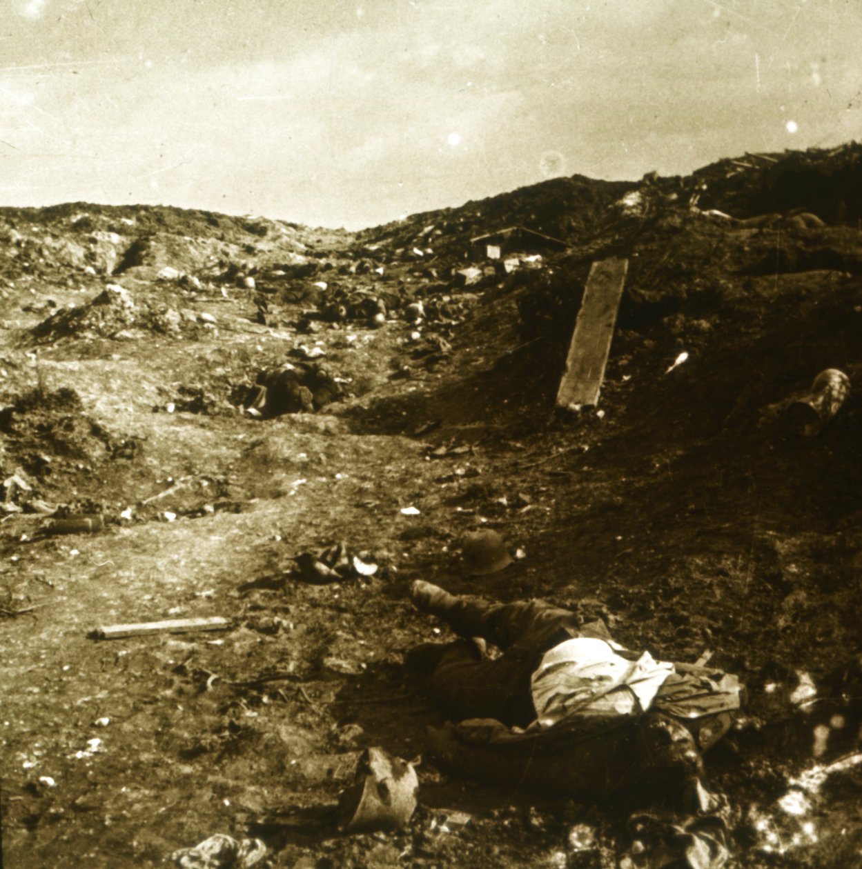 Lichaam, loopgraven aan het front, Somme, Noord-Frankrijk, ca. 1916-ca. 1918 door Unbekannt