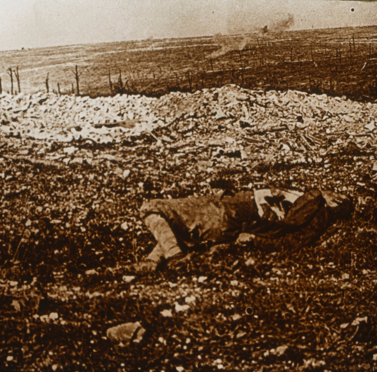 Lichaam met spervuur in de verte, ca 1914-1918 door Unbekannt