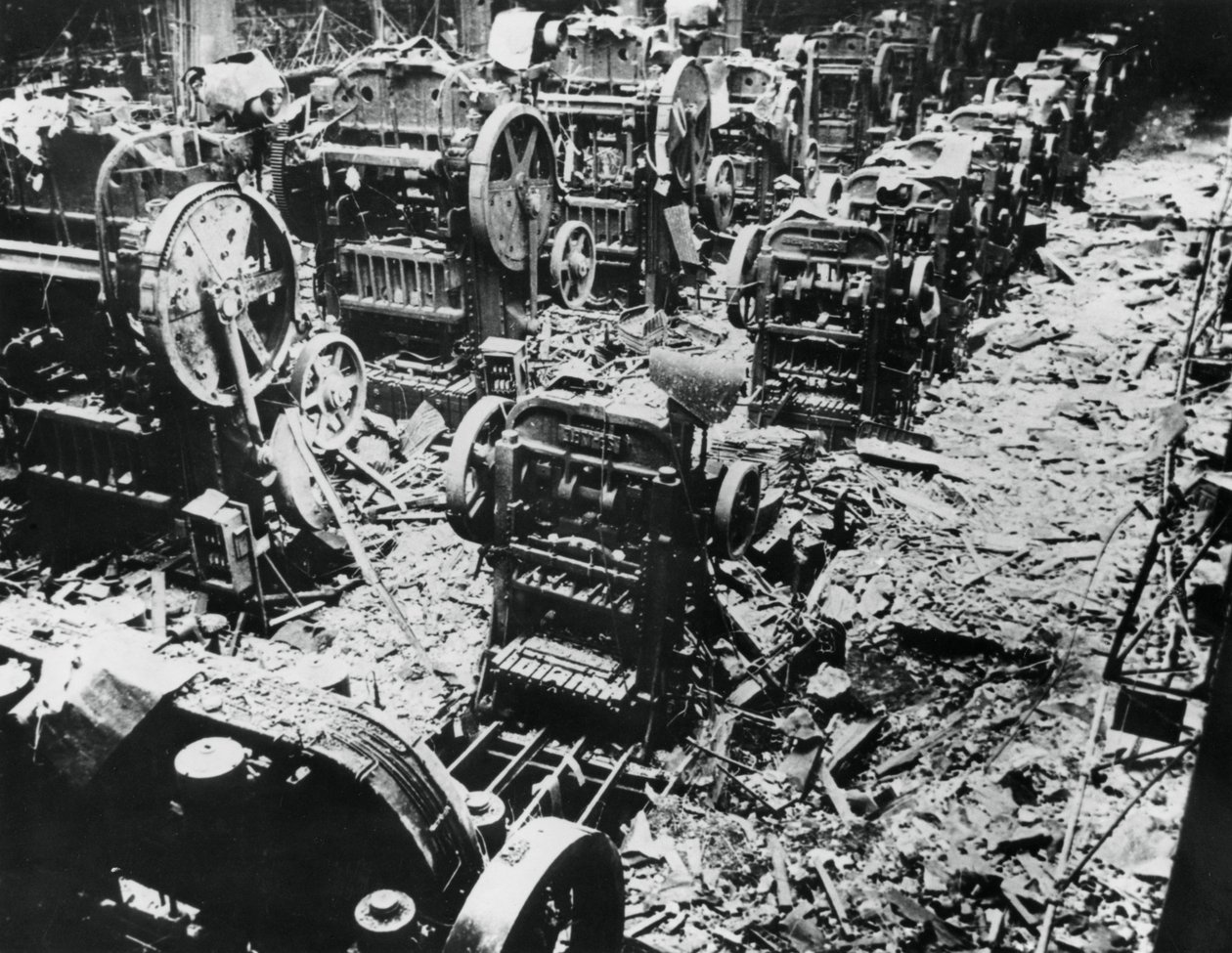 Bombeschade aan een Renault-fabriek, Sevres, Parijs, 4 april 1943 door Unbekannt