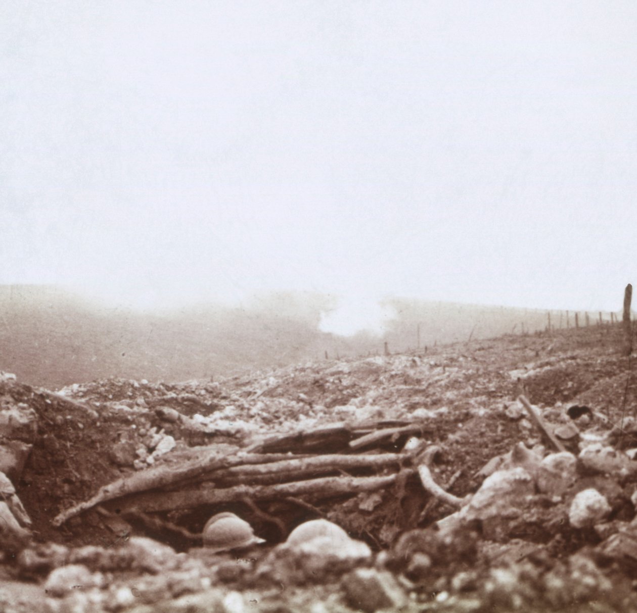 Bombardement, Le Mort Homme, Dead Mans Hill, Noord-Frankrijk, c1914-c1918 door Unbekannt