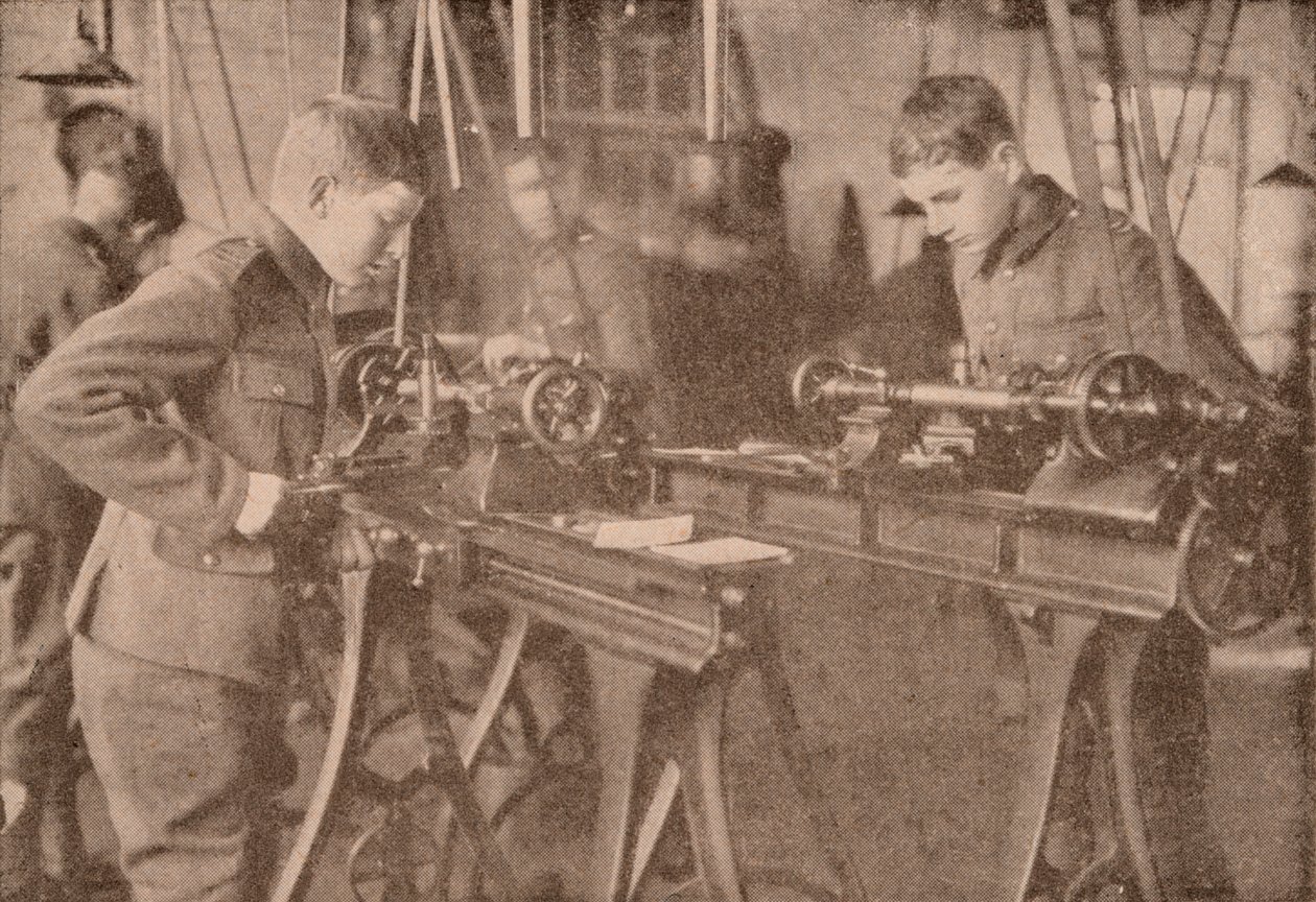 Jongens van Bradfield College maken schelpdelen, Berkshire, ca. 1916-1928 door Unbekannt