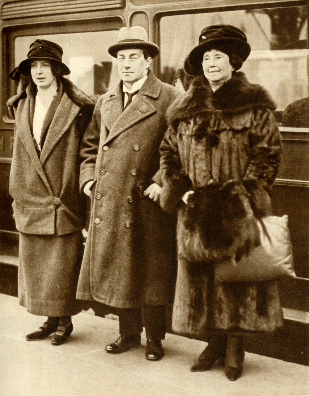 Britse premier Stanley Baldwin met zijn vrouw en dochter, Londen, 27 januari 1923, 1935 door Unbekannt