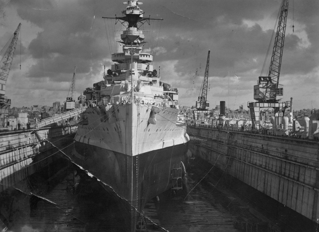 Brits slagschip HMS Malaya in een drijvend dok, Malta door Unbekannt