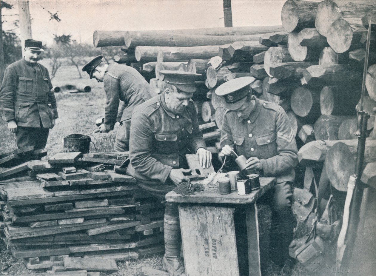 Britse ingenieurs met de Expeditionary Force maken handgranaten van tabaksblikken, c1914 door Unbekannt