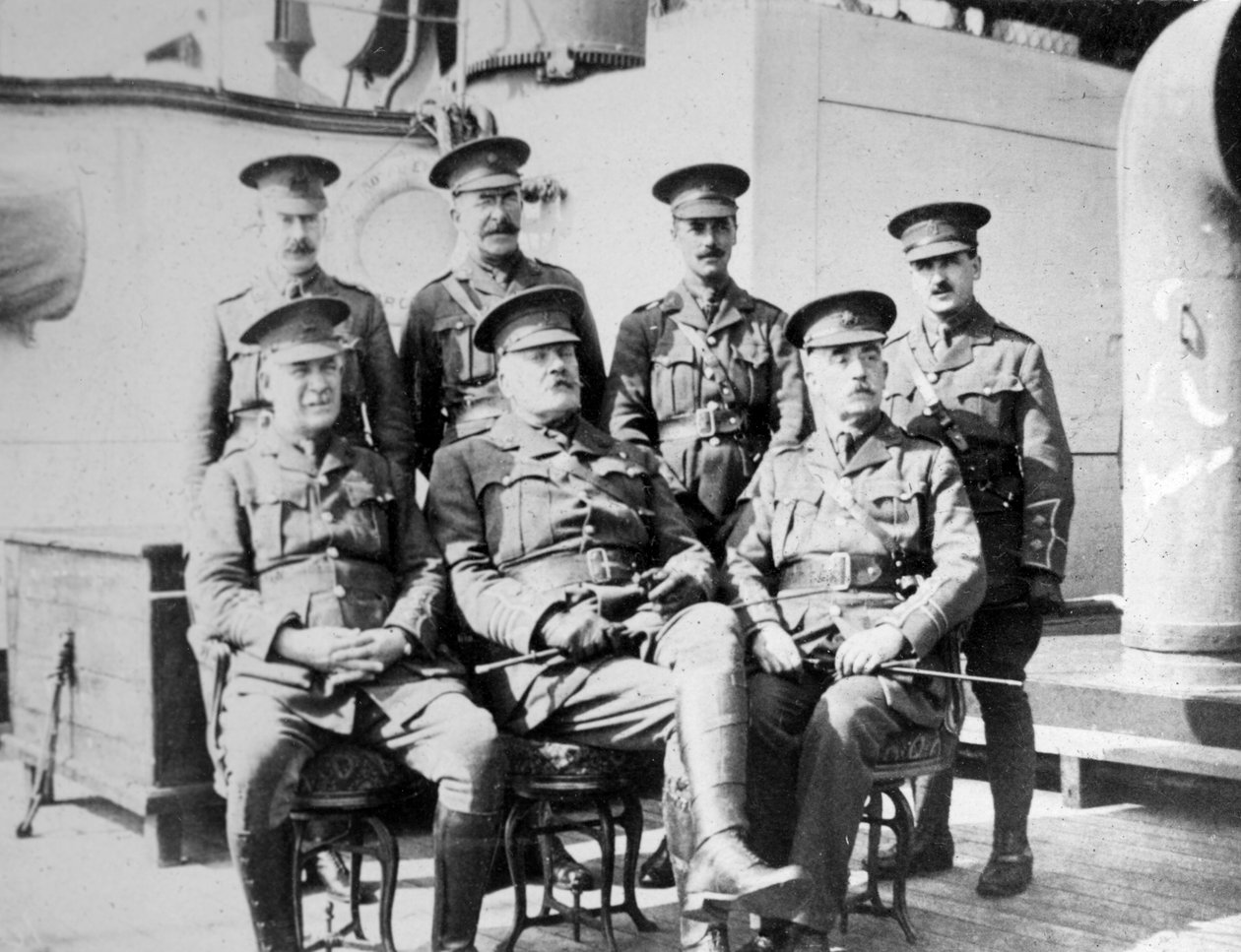 Britse officieren op gevangenisschip Royal Edward voor anker bij Southend, november 1914 door Unbekannt