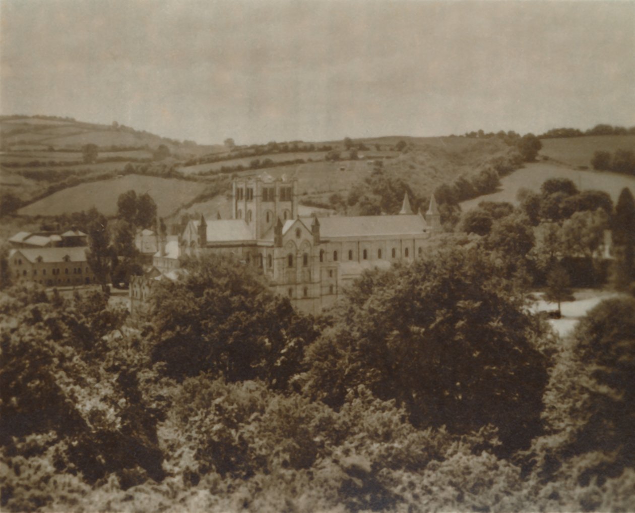 Buckfast Abbey Kerk Zuidoost, late 19e - vroege 20e eeuw door Unbekannt
