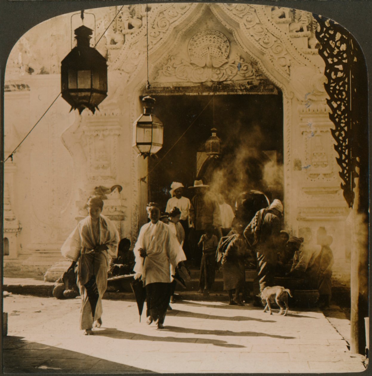 Birmese dames op weg naar de bazaar, Mandalay, Birma, 1907 door Unbekannt
