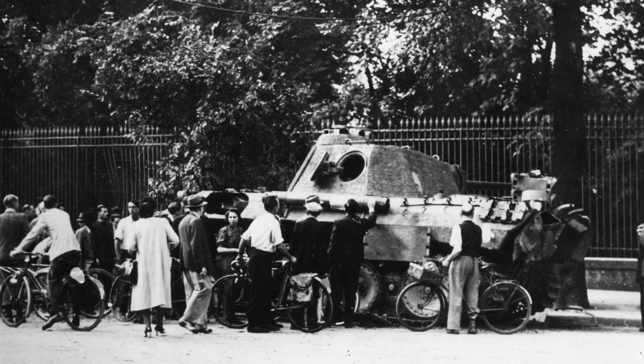 Omstanders onderzoeken een verlaten tank op de Rue de Medicis, bevrijding van Parijs, augustus 1944 door Unbekannt
