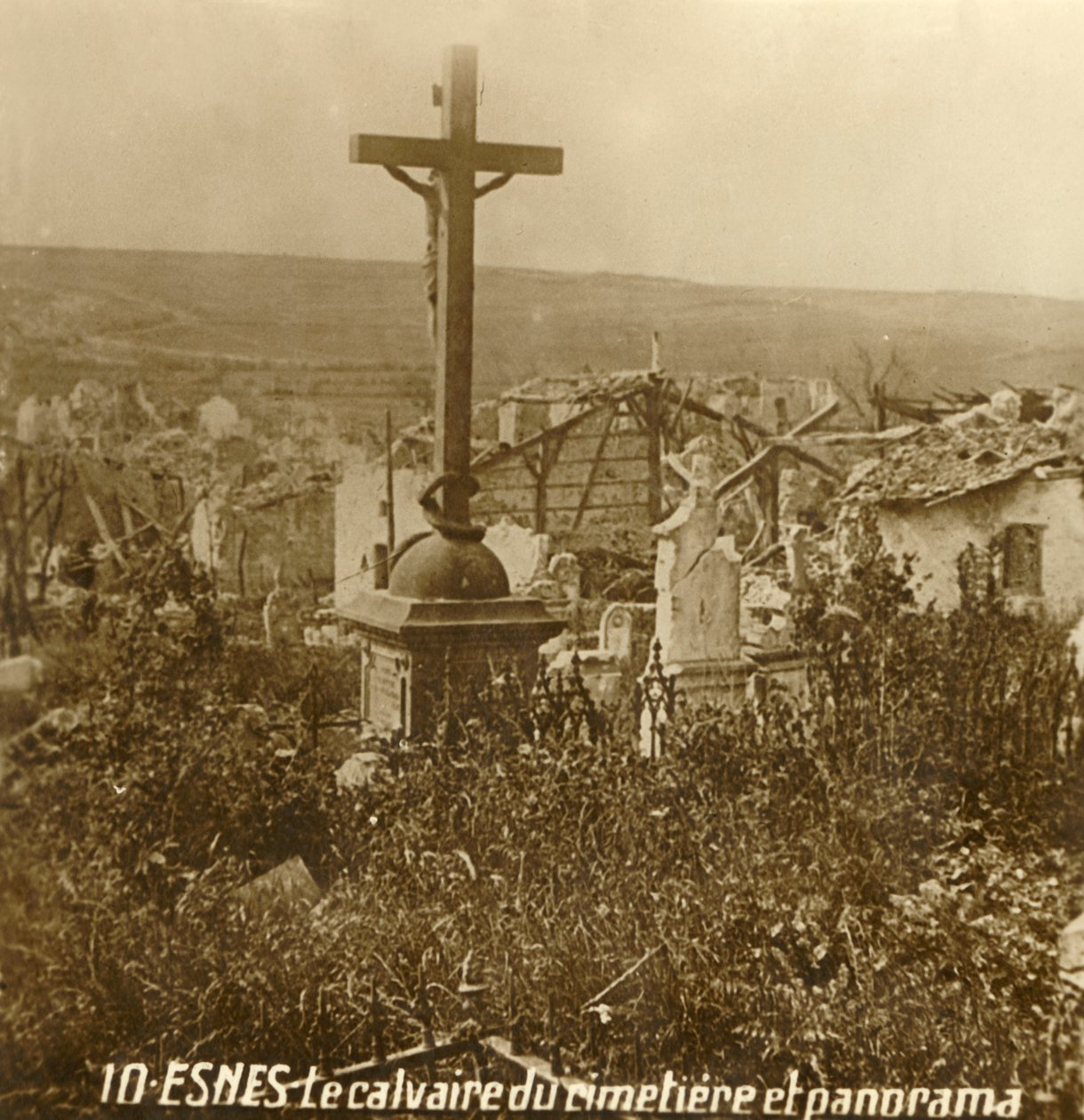 Calvarie op de begraafplaats van Esnes, Noord-Frankrijk, ca 1914-ca 1918 door Unbekannt