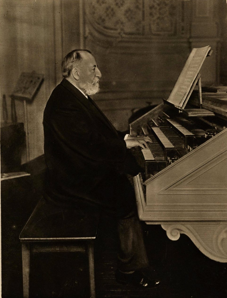 Camille Saint-Saëns 1835-1921 bij het orgel, 1913 door Unbekannt
