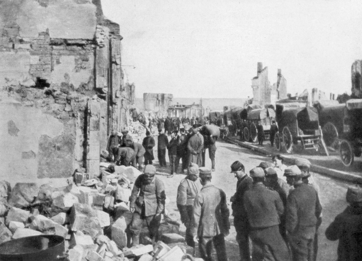 Gevangen Duitse krijgsgevangenen verwijderen puin van de straten van Clermont-en-Argonne, Frankrijk, 1914 door Unbekannt