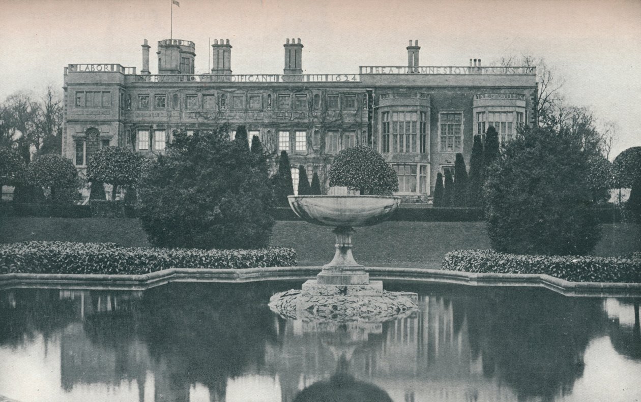 Castle Ashby, Northants: Zuidzijde, met fontein door Unbekannt
