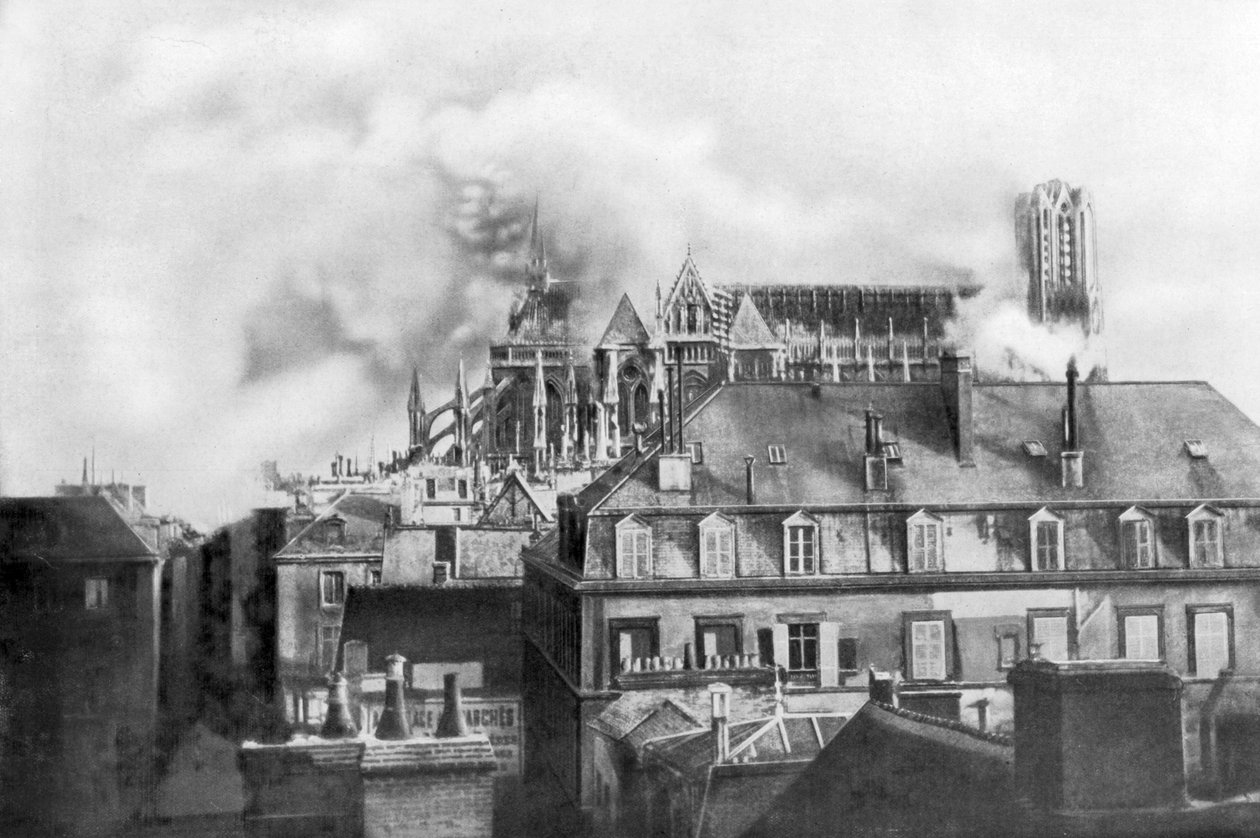 Kathedraal van Reims in brand door Duitse beschietingen, Frankrijk door Unbekannt