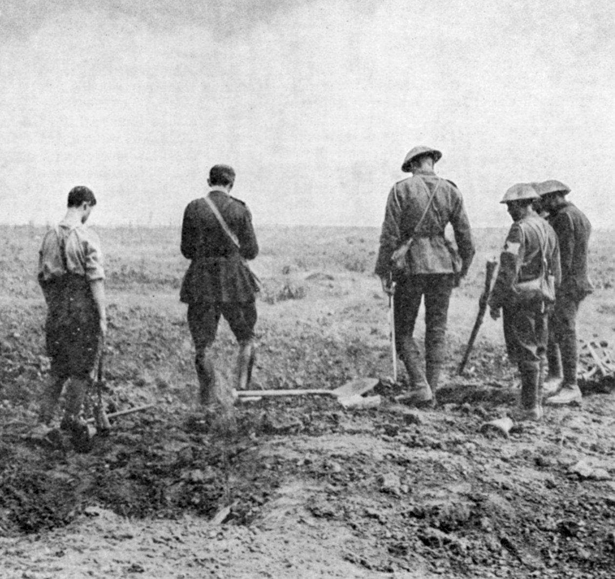 Kapelaan die een begrafenisdienst leidt in het veld terwijl de begrafenisstoet hun respect betuigt, c1916 door Unbekannt