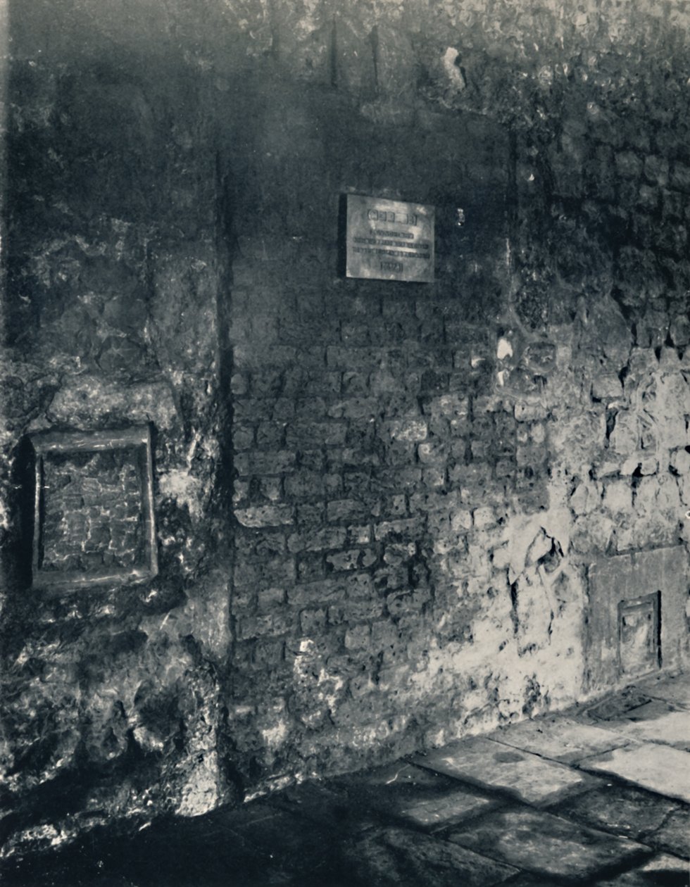 Charterhouse. Voedsel-luik en deur van een monnikencel, in de klooster, 1925 door Unbekannt