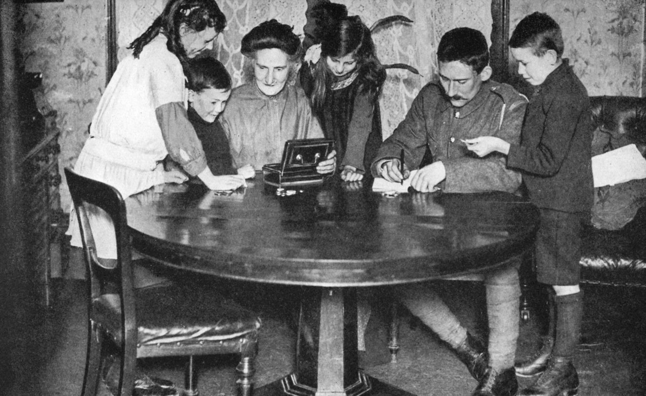Kinderen legen hun spaarpotten om te investeren in oorlogsbonds, 1936 door Unbekannt