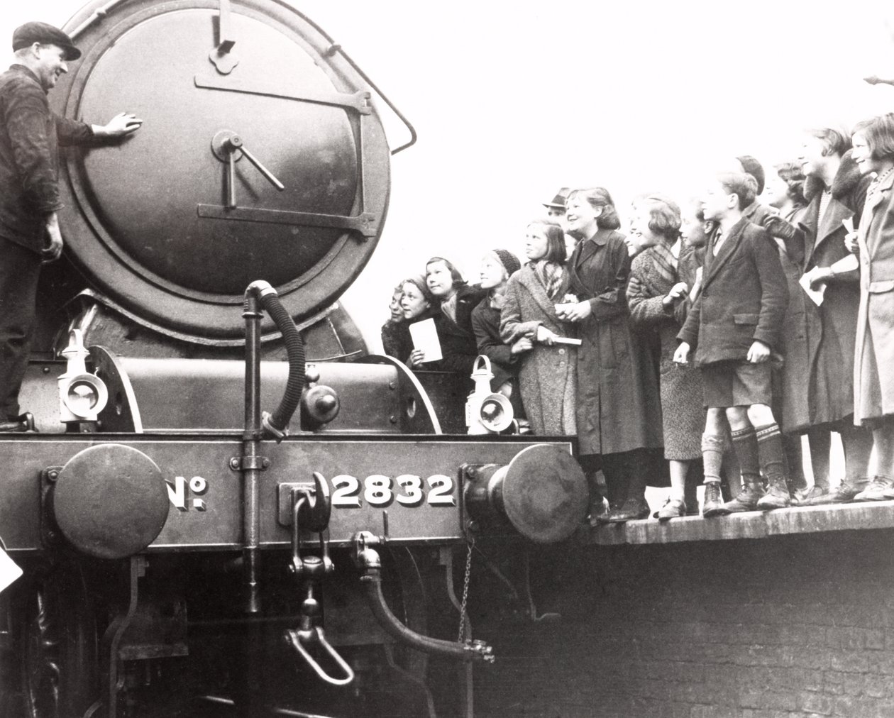Kinderen kijken naar een stoomlocomotief, 3 maart 1936 door Unbekannt