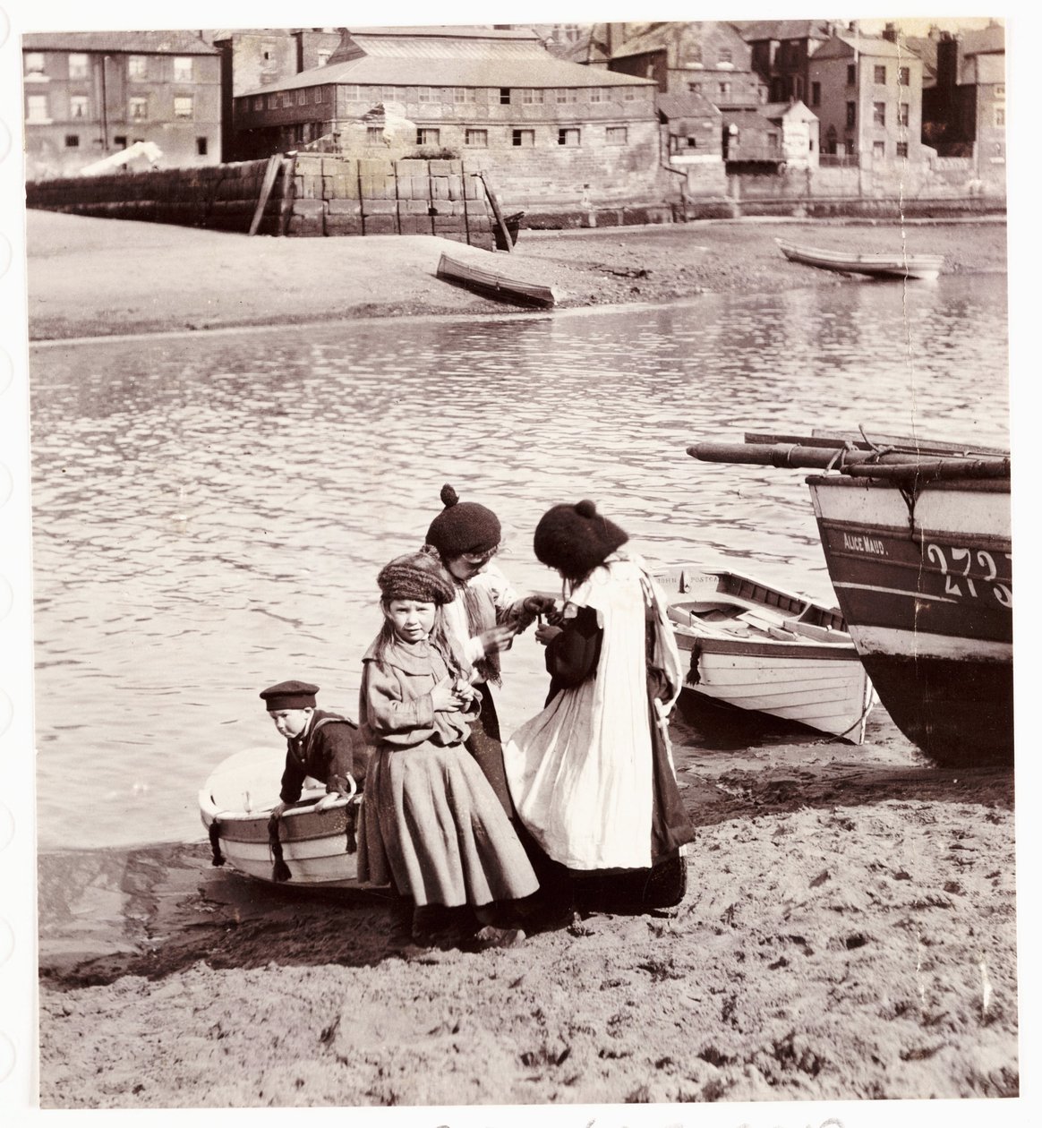 Kinderen die bij de waterkant spelen, Whitby Haven, ca. 1905 door Unbekannt