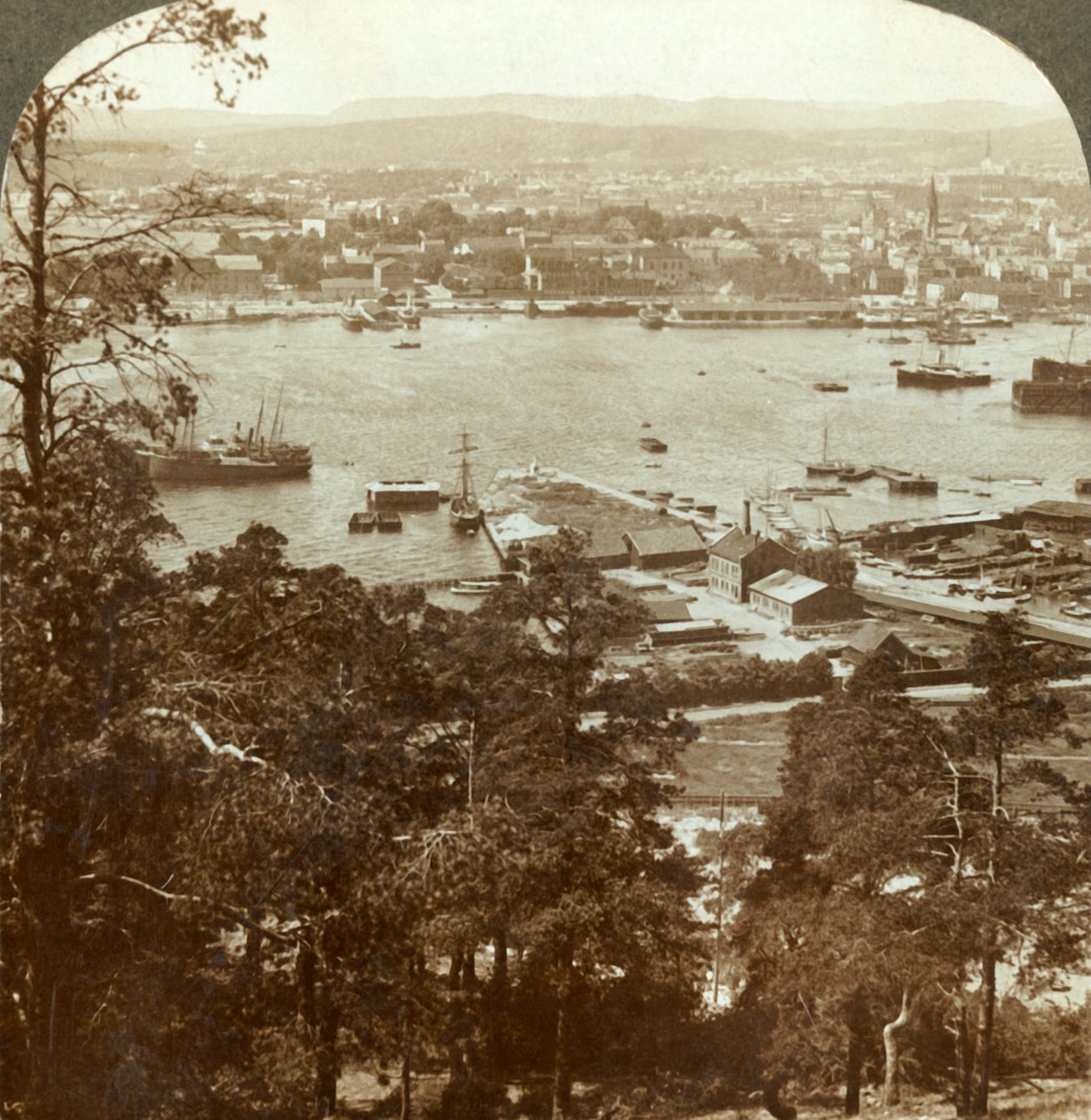 Christiania en haar drukke haven, N.W. vanaf het Ekeberg Koninklijk Paleis aan de rechterkant, Noorwegen, c1905 door Unbekannt