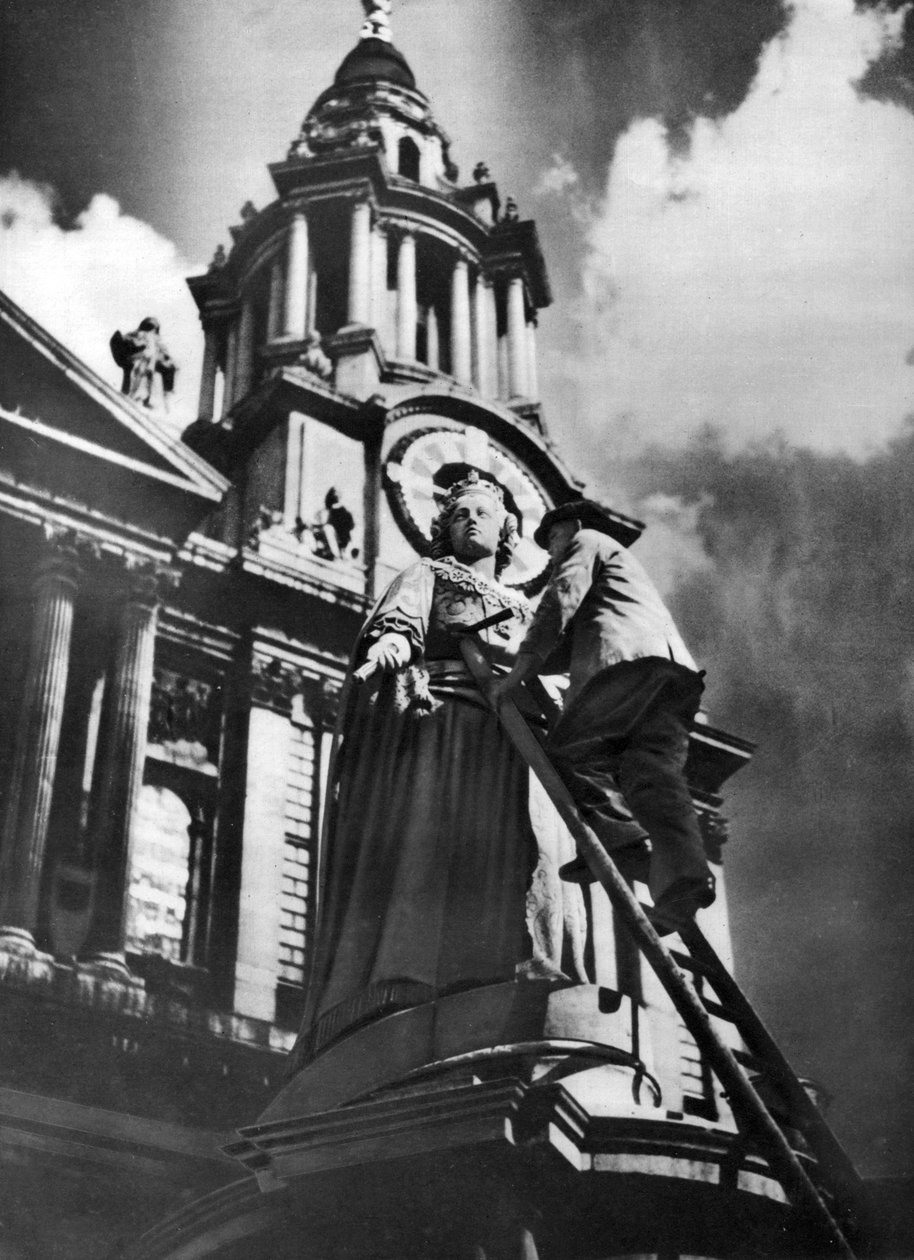 Het schoonmaken van het standbeeld van koningin Anne als onderdeel van de zilveren jubileumvieringen van koning George V, 1935 door Unbekannt
