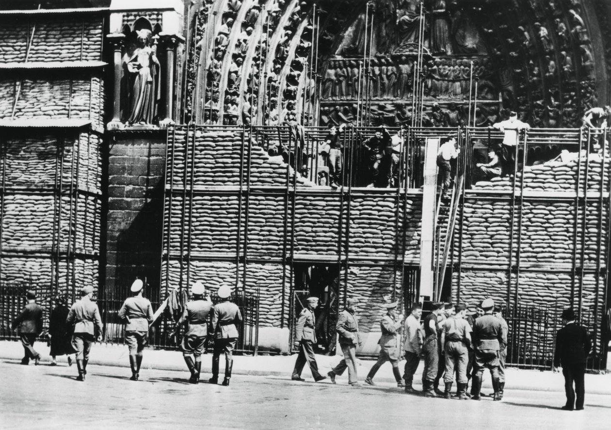 Verwijdering van zandzakbescherming van de gevel van de Notre Dame, door Duits bezet Parijs door Unbekannt