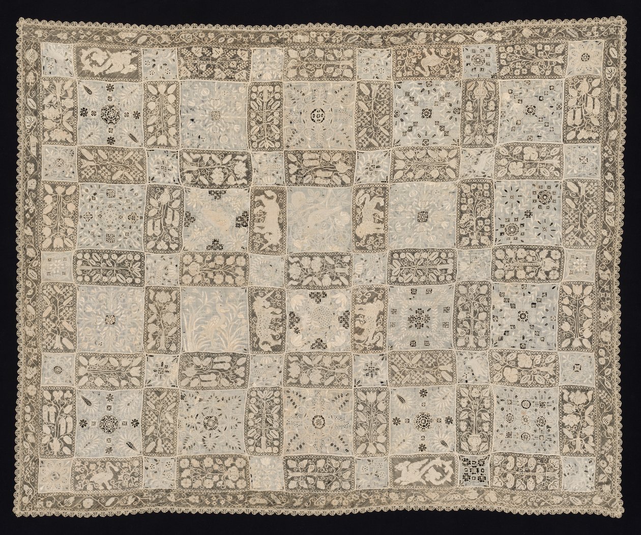 Stof met Eenhoorns, Draken, Andere Dieren en Bloemenpatronen, 1800s door Unbekannt