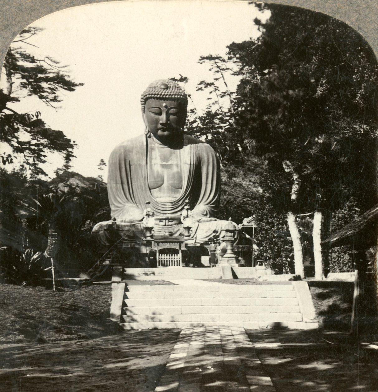 Kolossaal standbeeld van Boeddha, vereerd door de Japanners, in een bosrijke tempel, Kamakura, Japan, ca. 1900 door Unbekannt