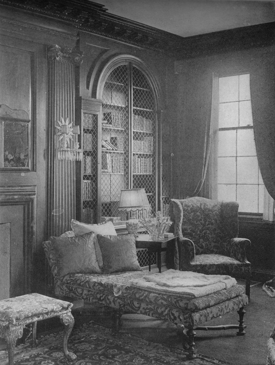 Comfortabele hoek in de bibliotheek met boekenkast, huis van Miss Anne Morgan, New York City, 1924 door Unbekannt