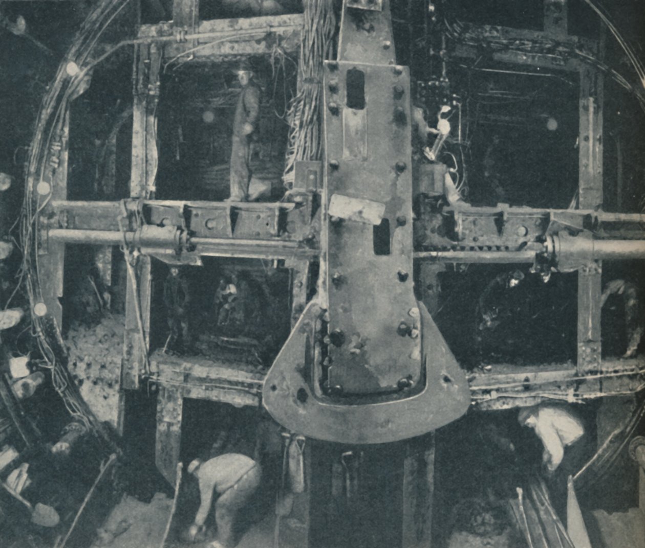 Compound Greathead Shield vernietigt een barrière tussen twee landen, ca. 1935 door Unbekannt