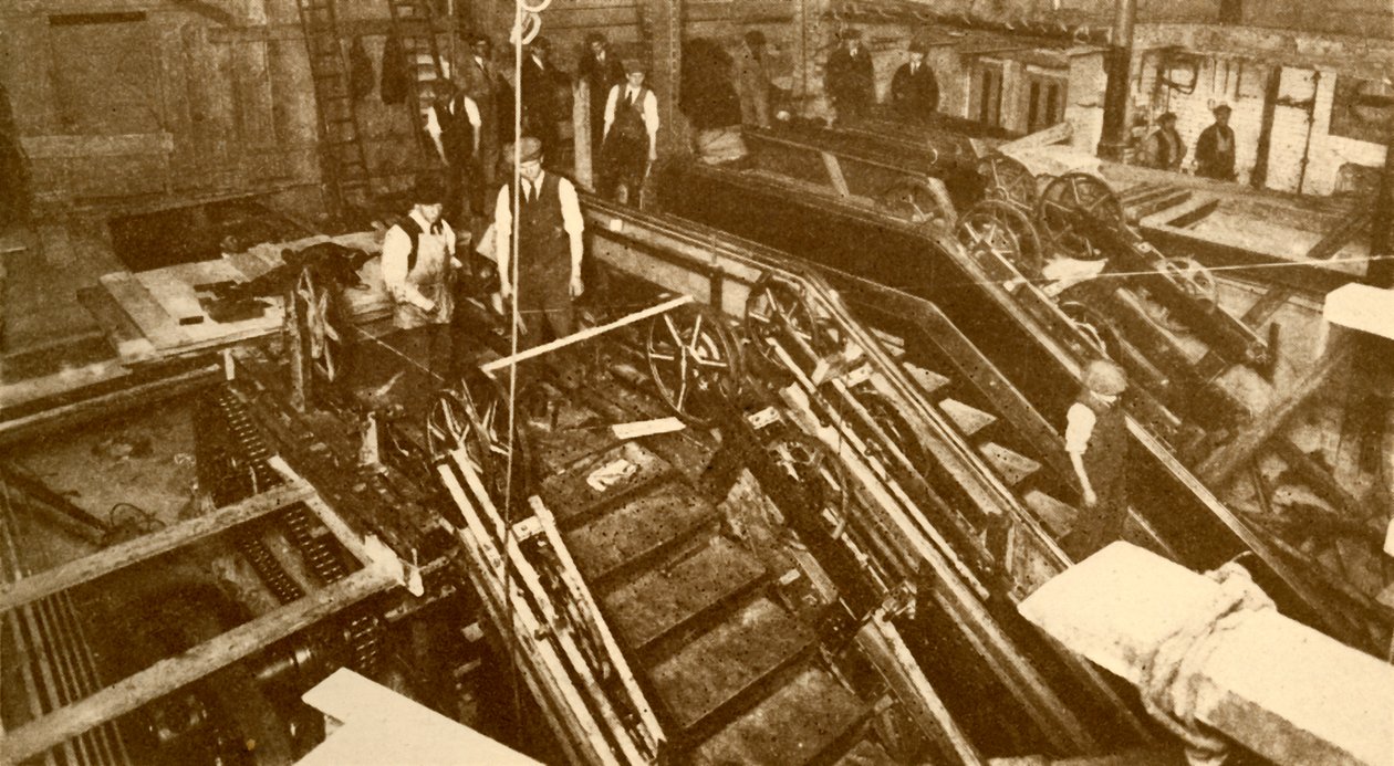 Constructie van roltrappen bij het Bank Station, Londen, ca. 1930 door Unbekannt