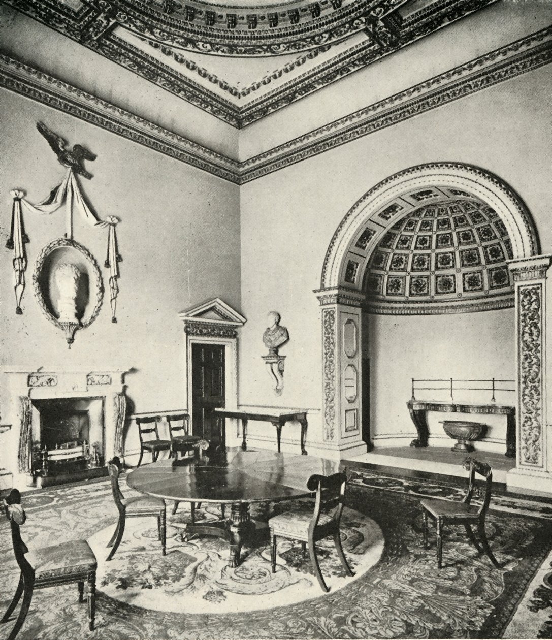Contrasterende interieurs: Palladiaans - De eetkamer, Holkham, Norfolk, door William Kent, met Regency door Unbekannt