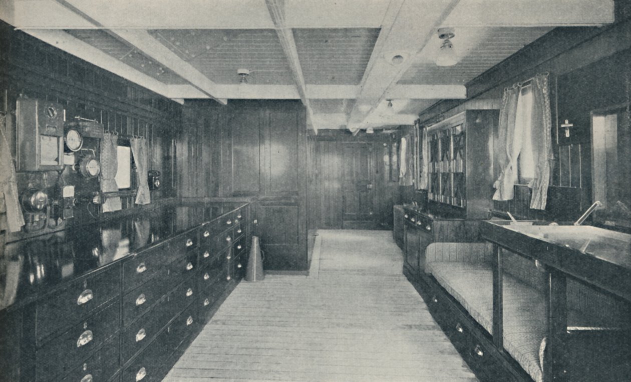 Controlecentrum van de Empress of Britain, kaartkamer en stuurhuis door Unbekannt