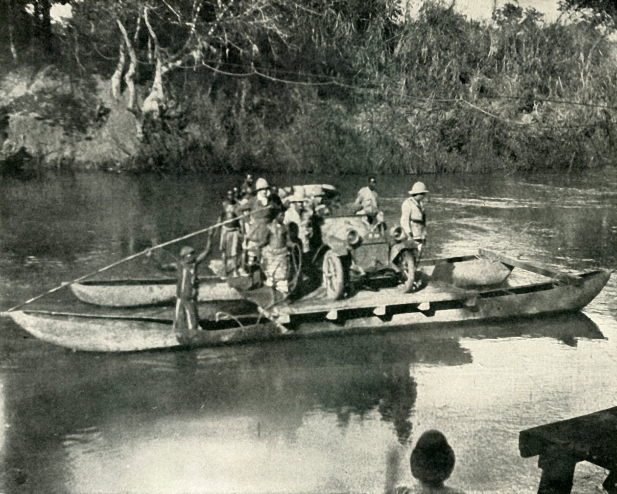 Motortransport over de Mbaka-rivier, Duits Oost-Afrika, 1919 door Unbekannt