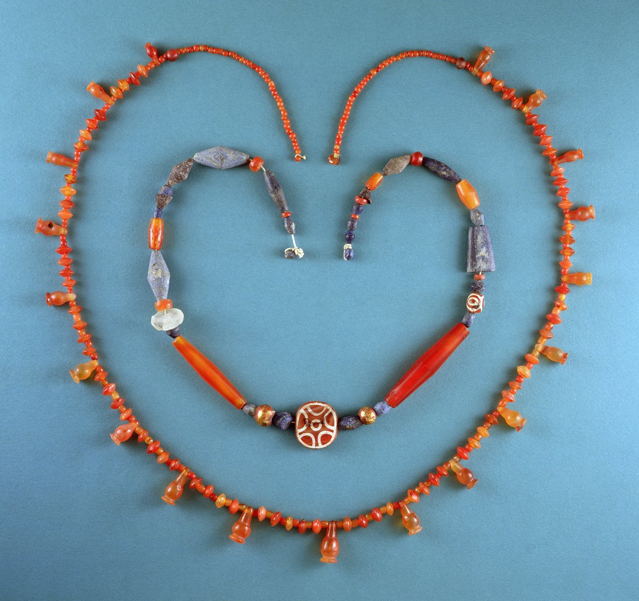Kornalijnen ketting uit Tell Farah (Zuid), Israël, c.1300 v.Chr.; Lapis Lazuli, kornalijn en geëtste kornalijnen ketting uit Kish, Irak, c.2500 v.Chr. door Unbekannt