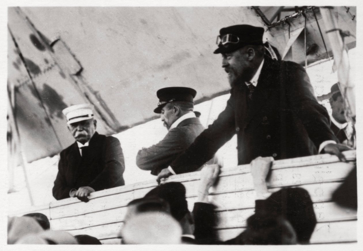 Graaf Zeppelin en Dr. Eckener in een Zeppelin gondel, Schwaben, Duitsland, ca. 1908-1917, 1933 door Unbekannt