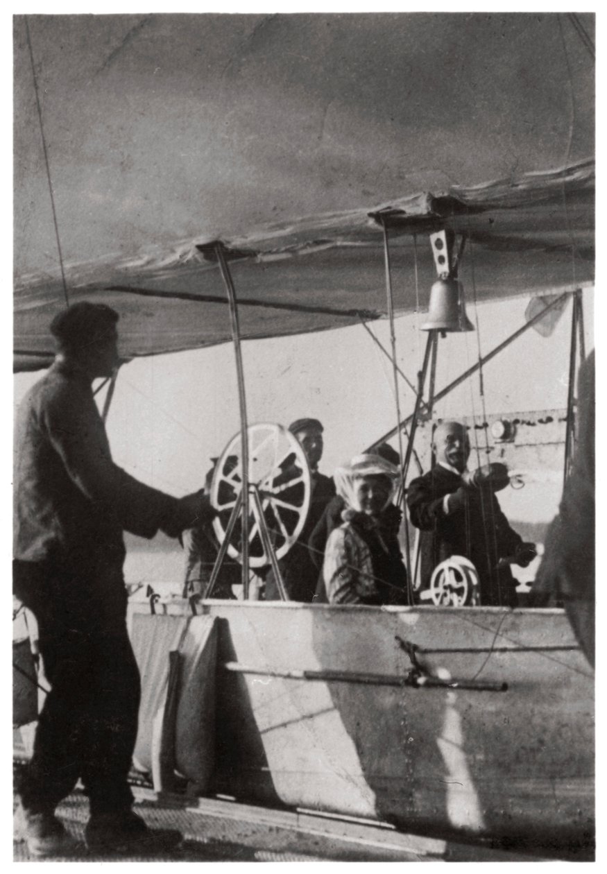 Graaf Zeppelin met zijn dochter in de gondel van Zeppelin LZ3, Duitsland, ca. 1906-1908, 1933 door Unbekannt