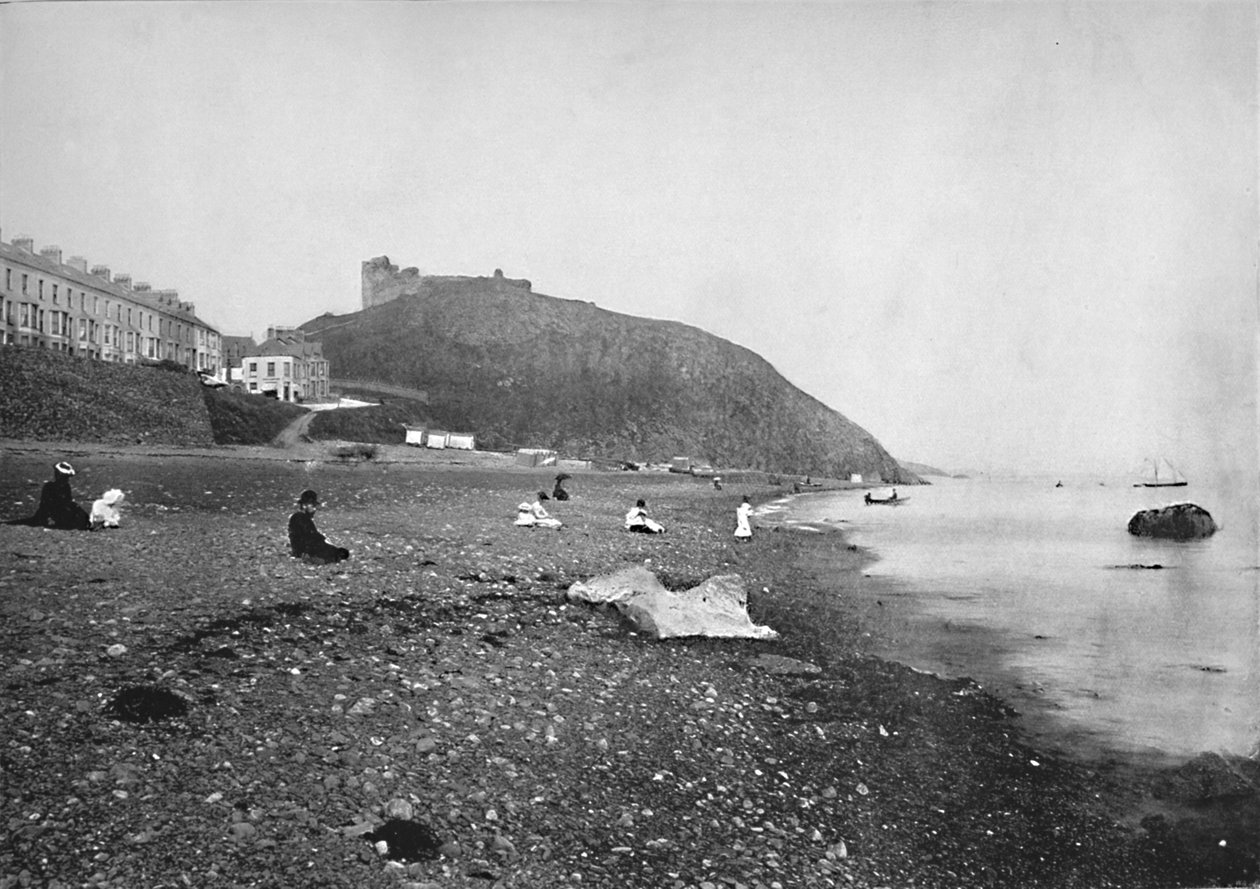 Criccieth - Uitzicht op het strand en het kasteel, 1895 door Unbekannt