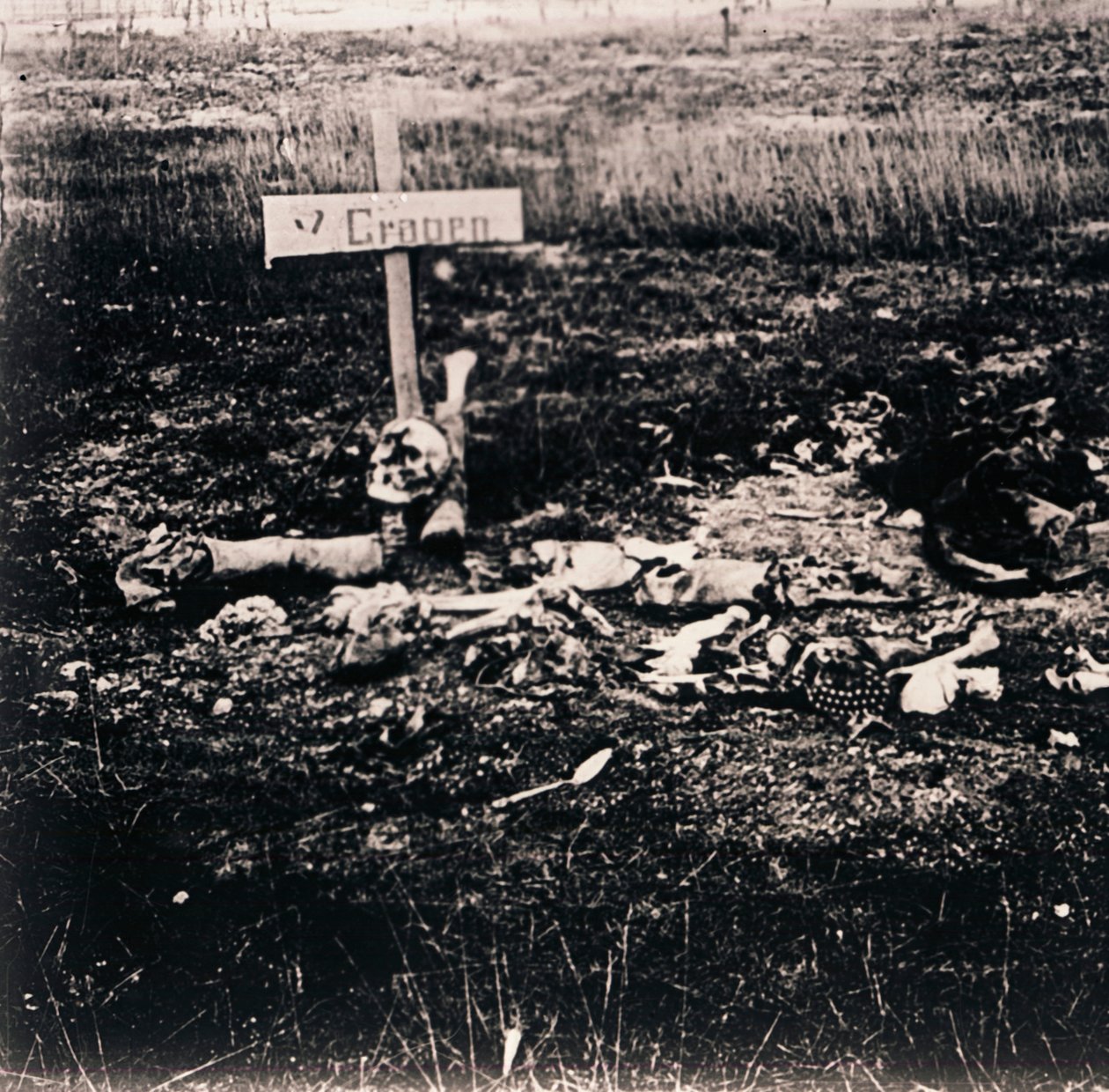 Kruis en menselijke resten, c1914-c1918 door Unbekannt