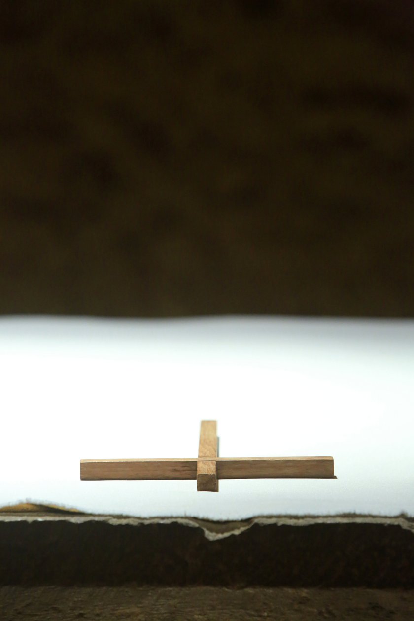 Kruis op een altaar. Taize Gemeenschap, Taize, Frankrijk door Unbekannt