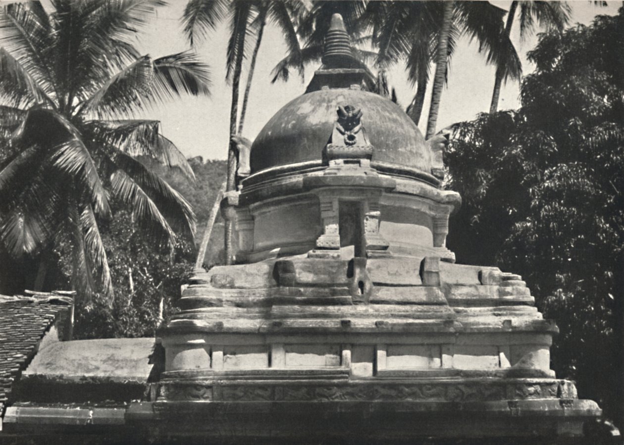 Dagoba in de Tempel van de Heilige Tand in Kandy, 1926 door Unbekannt