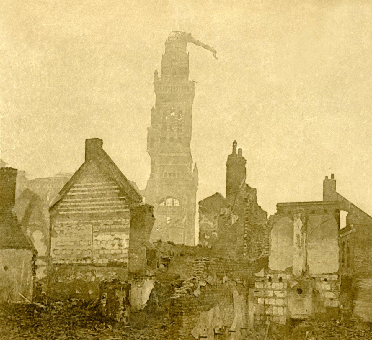 Beschadigde torenspits van Notre-Dame de Brebières, Albert, Noord-Frankrijk, ca. 1915-ca. 1918 door Unbekannt