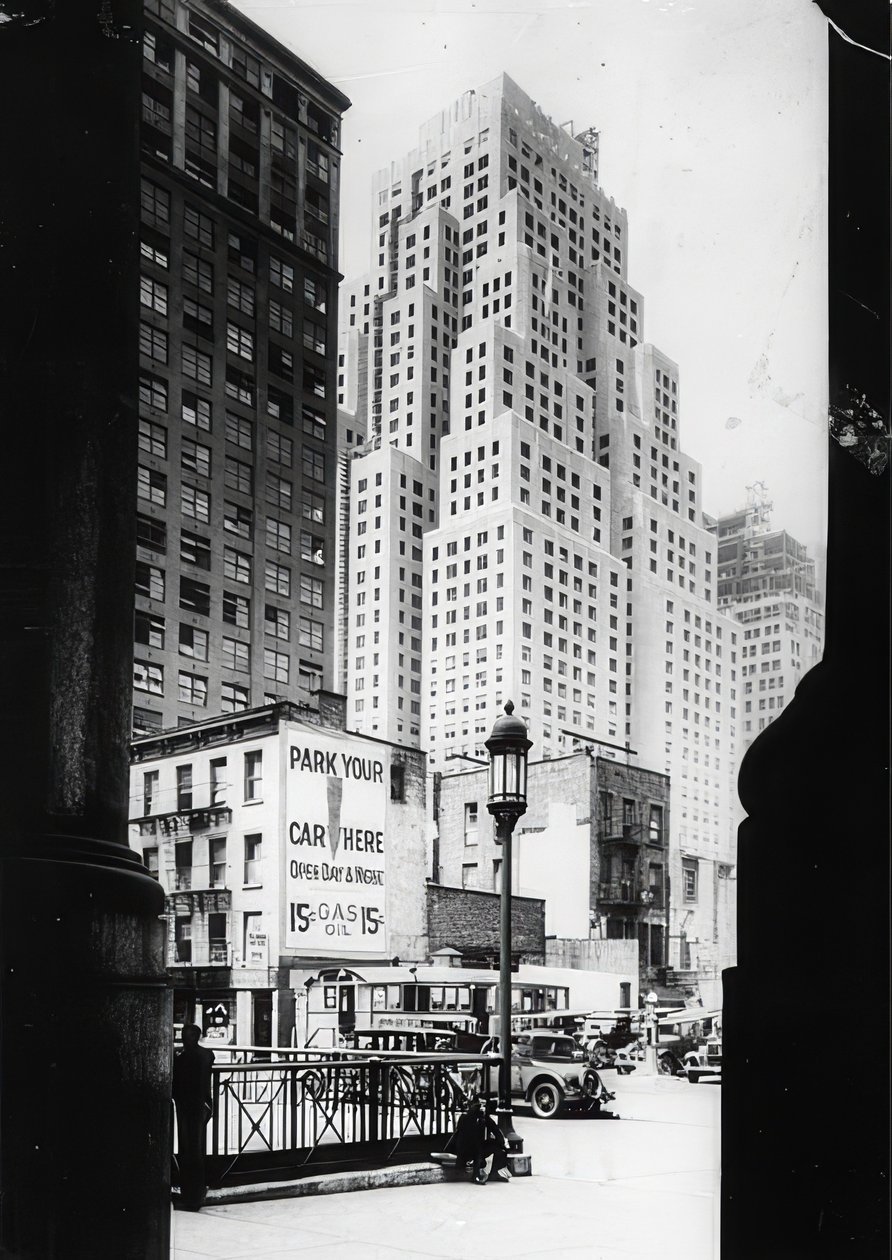 Het 40 verdiepingen hoge gebouw van de Standard Oil Company en rechts in beeld het douanekantoor, New York door Unbekannt