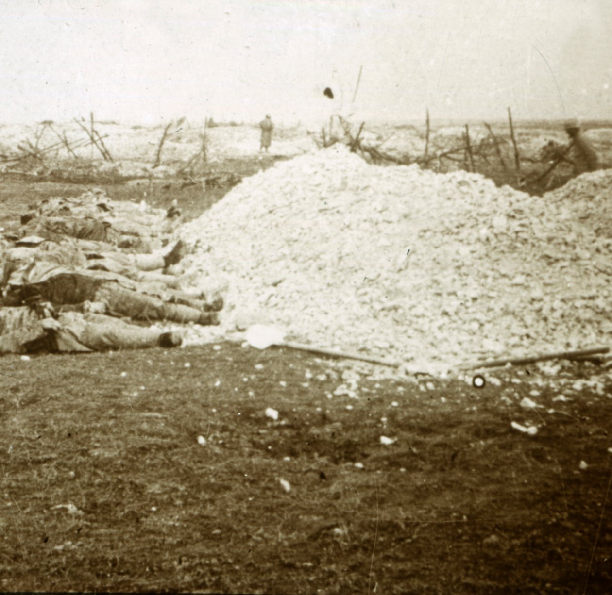 Dode lichamen, Souain, Noord-Frankrijk, september 1915 door Unbekannt