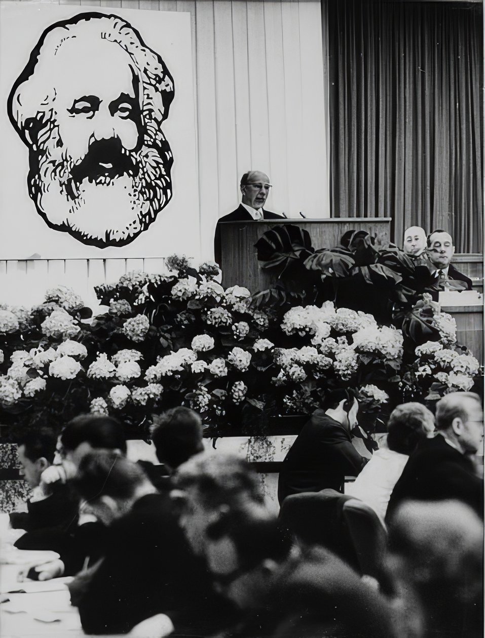 De voorzitter van de Staatsraad van de Duitse Democratische Republiek Walter Ulbricht bij een vergadering ter gelegenheid van de 150e verjaardag van Karl Marx. Berlijnse congreszaal. 2 mei 1968 door Unbekannt