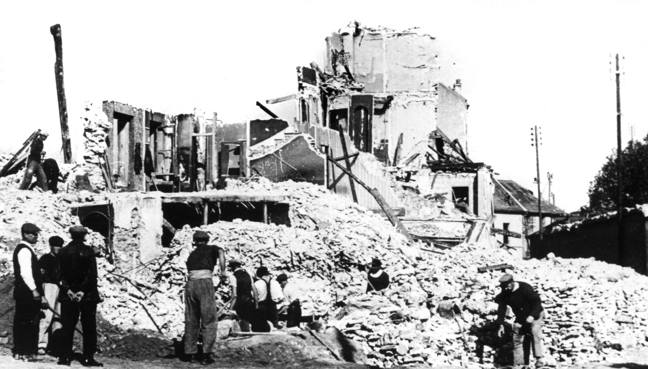 Vernietigd gebouw, bevrijding van Frankrijk, St Cyr, augustus 1944 door Unbekannt