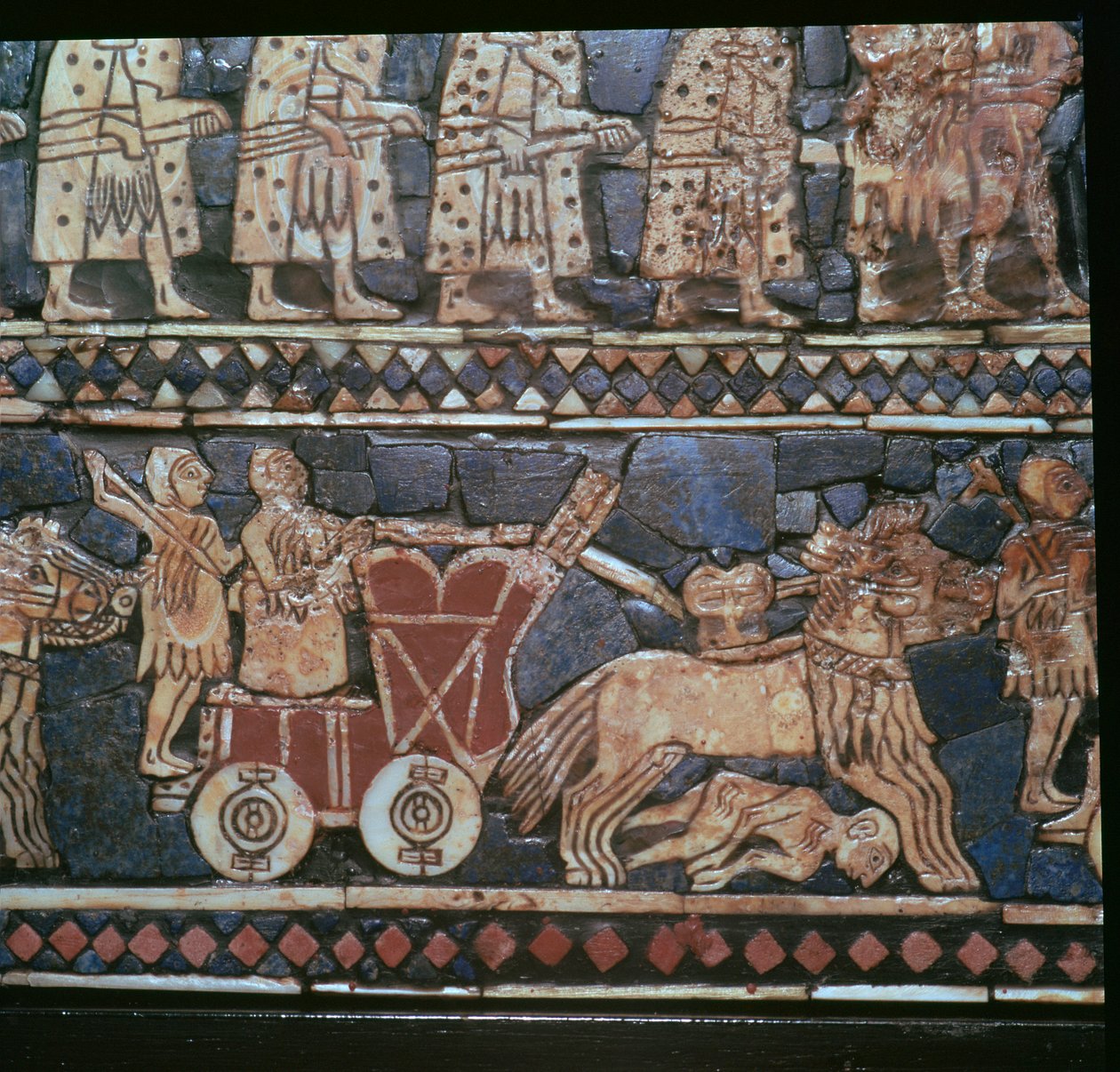 Detail van de Standaard van Ur, met een Sumerische oorlogswagen, Zuid-Irak, ongeveer 2600-2400 v.Chr. door Unbekannt