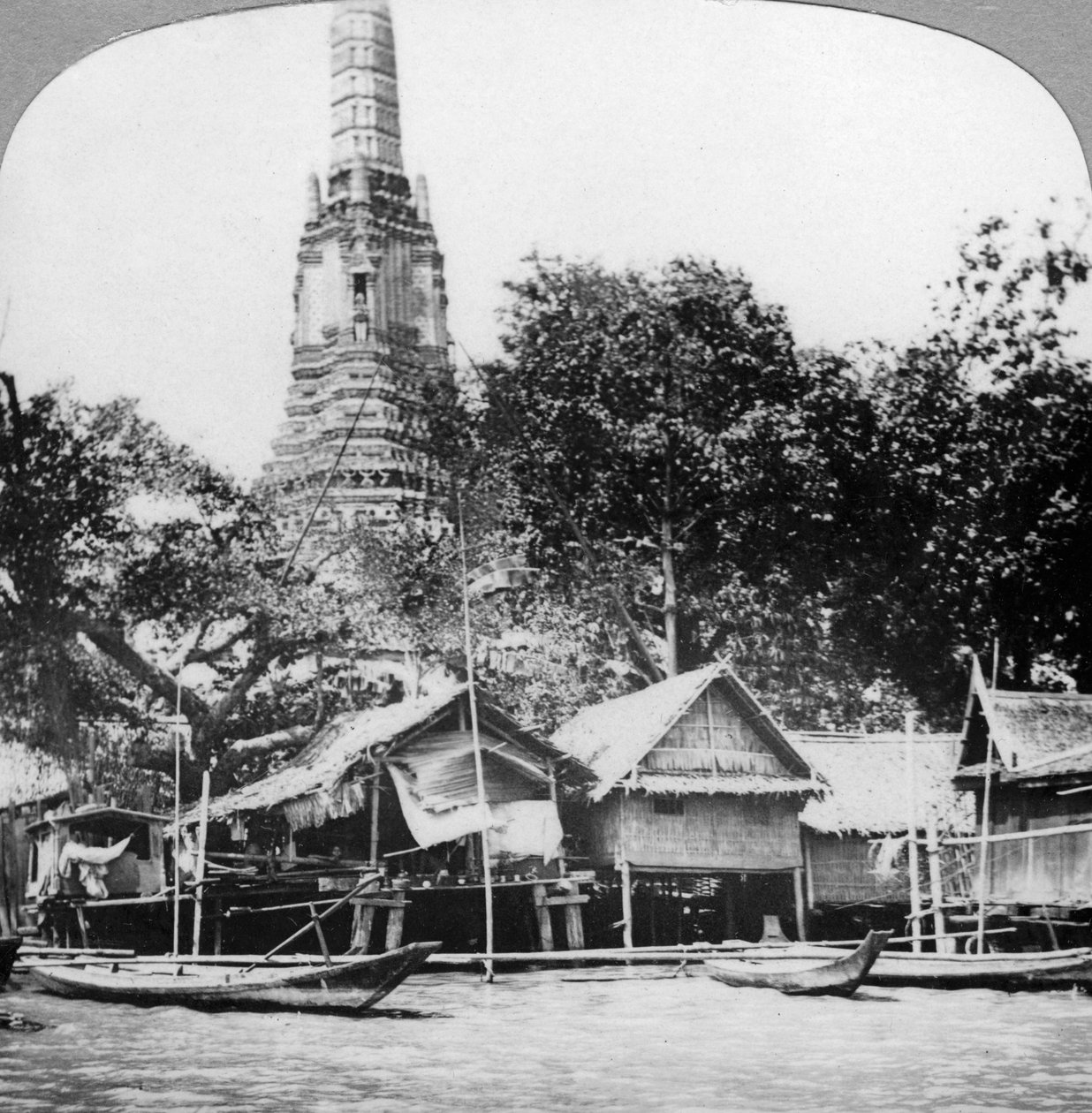Dhows en huizen aan de Chao Phraya-rivier, Bangkok, Thailand, 1900s door Unbekannt