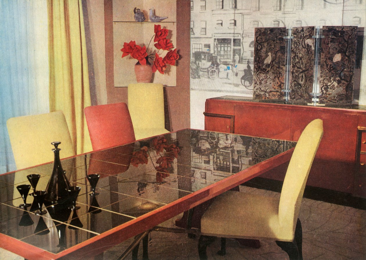 Eetkamer in sang-de-boeuf lak, door Hayes Marshall voor Fortnum & Mason Ltd., Londen door Unbekannt