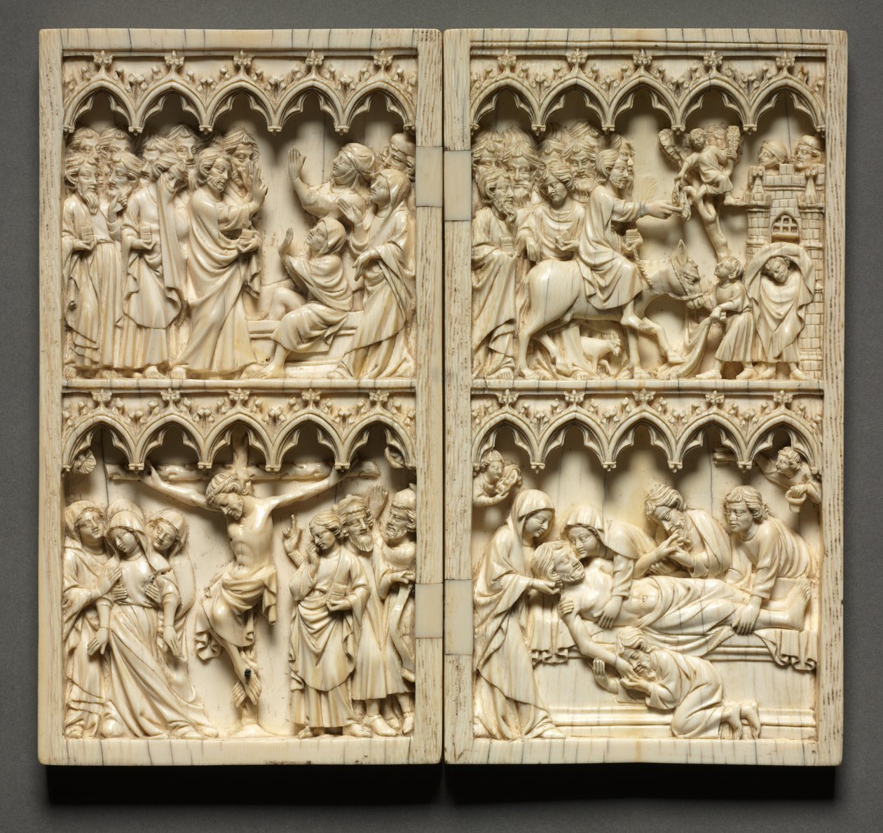 Diptiek met scènes uit het leven van Christus linker vleugel: Opwekking van Lazarus en Kruisiging, c. 135 door Unbekannt